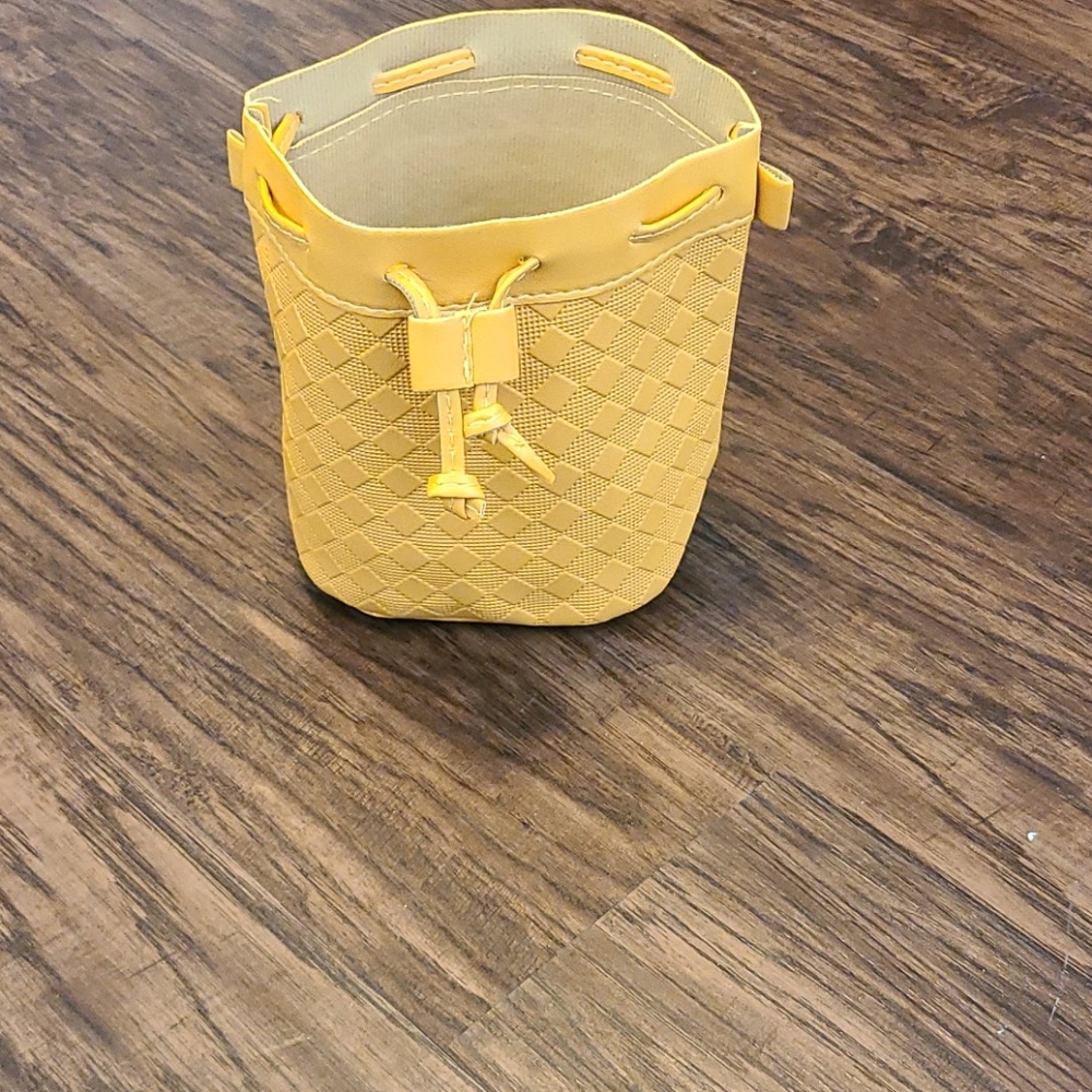 A hand bag